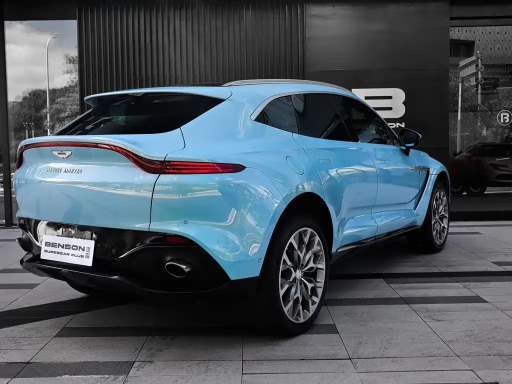 Aston Martin DBX 2022