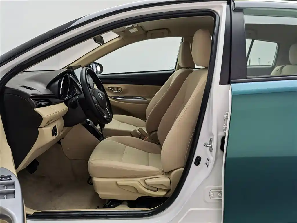 Toyota Yaris L 2015 — фото 10