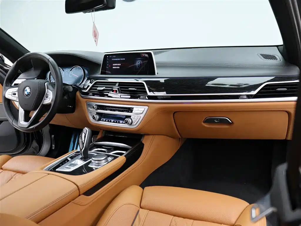 BMW 7 Series 2018 — фото 24