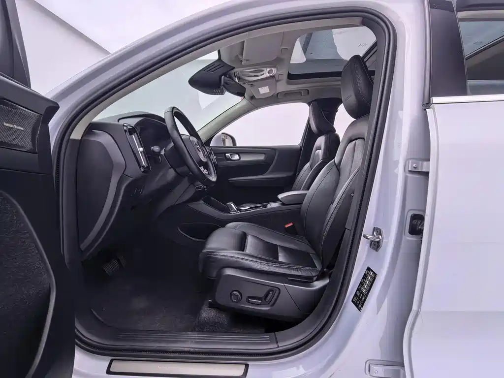 Volvo XC40 2020 — фото 19