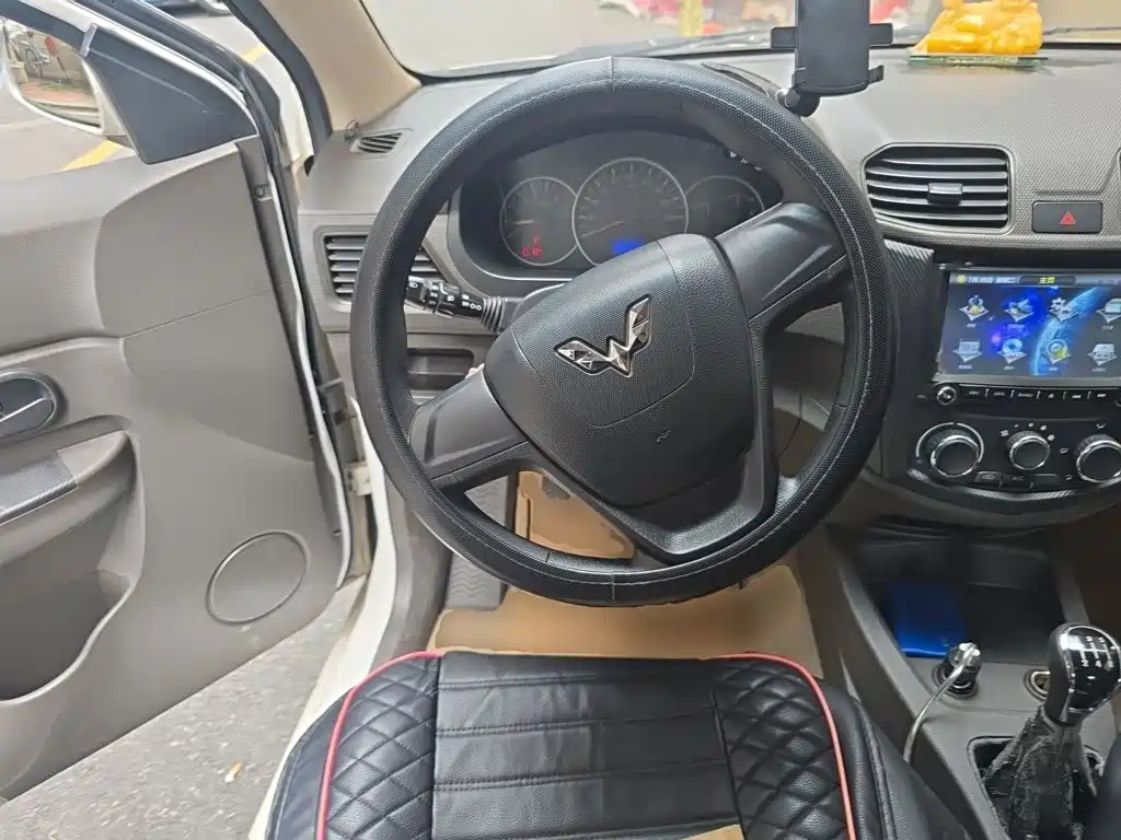 Wuling Hongguang 2015