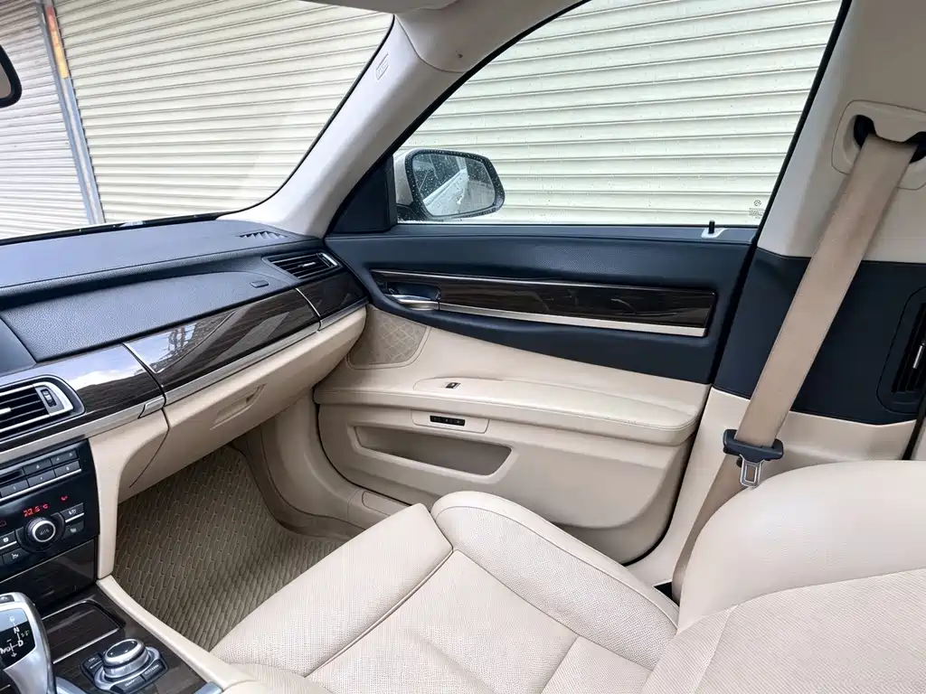 BMW 7 Series 2012 — фото 13