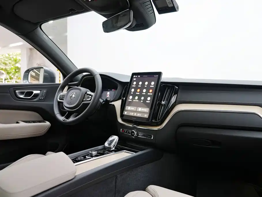Volvo XC60 Plug-In Hybrid 2025 — фото 8