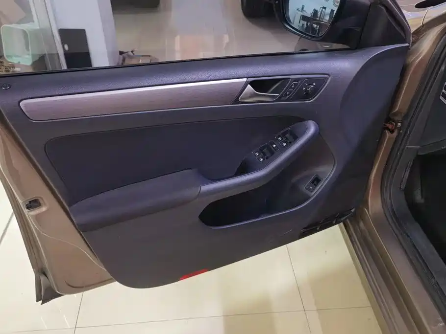 Volkswagen Sagitar 2013