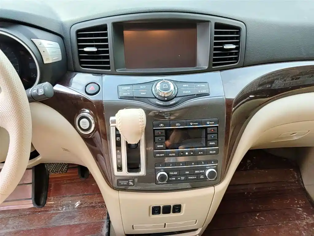 Nissan Quest 2017 — фото 13