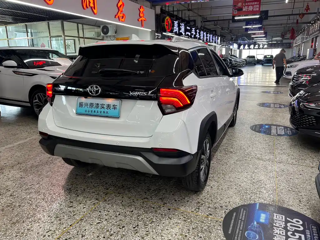 Toyota Yaris L 2023 — фото 10