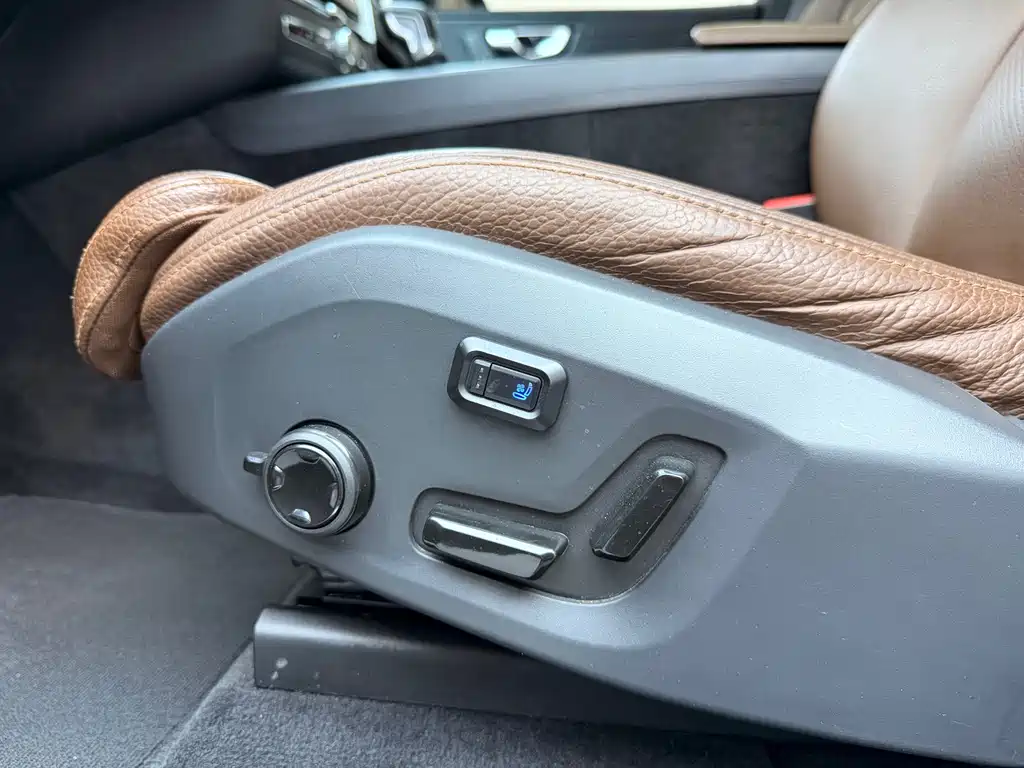 Volvo XC60 2019 — фото 13
