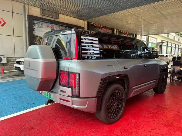Yangwang U8 2024