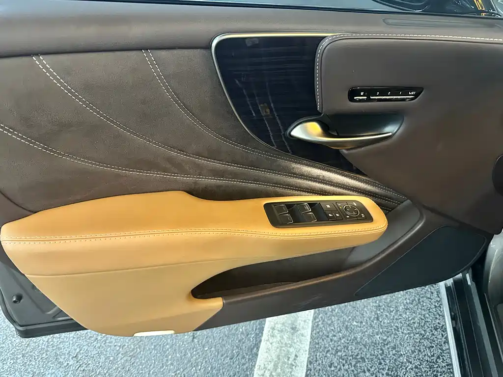 Lexus LS 2019 — фото 9