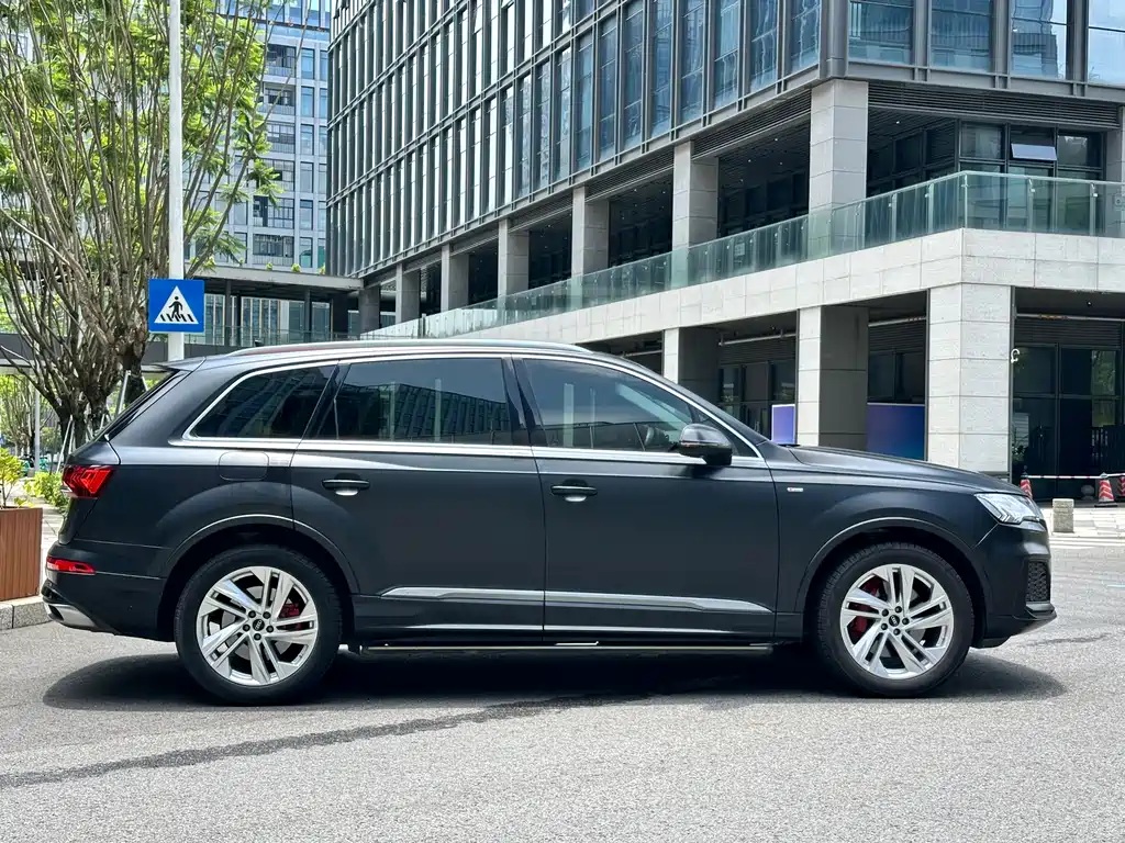 Audi Q7 2021 — фото 7