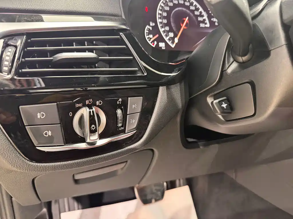 BMW 5 Series 2019 — фото 12