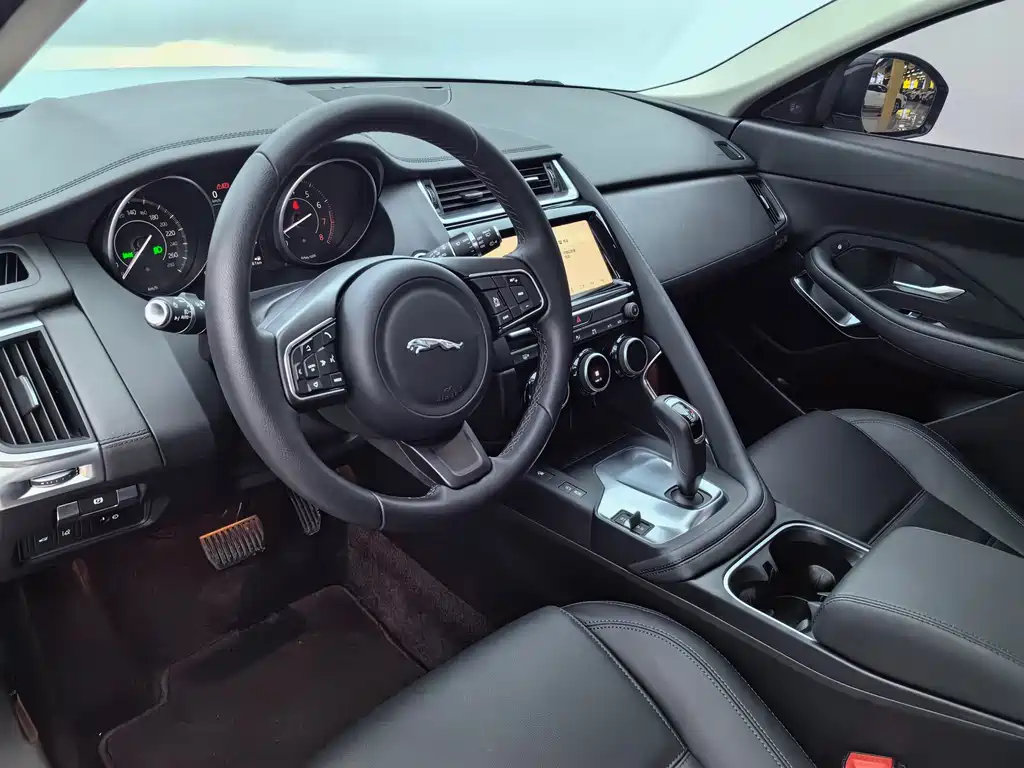 Jaguar E-PACE 2020 — фото 25