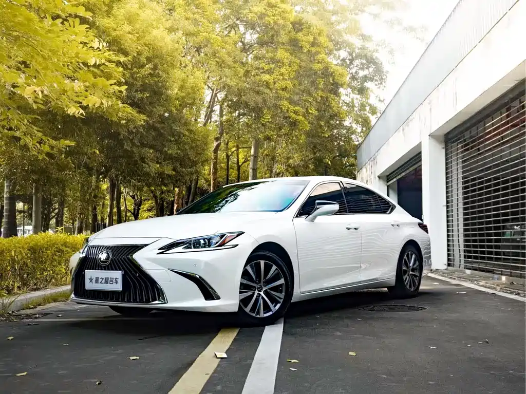 Lexus ES 2019 — фото 1