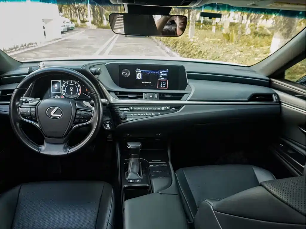 Lexus ES 2019 — фото 17