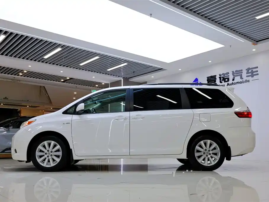 Toyota Sienna 2017 — фото 3