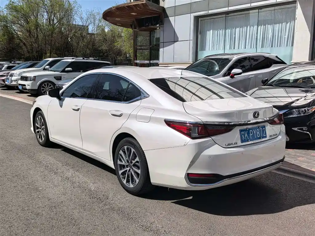 Lexus ES 2020 — фото 1