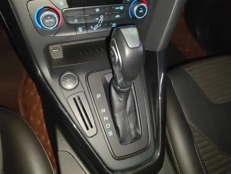 Ford Focus 2016 — фото 16