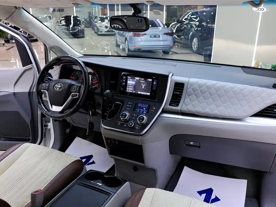Toyota Sienna 2017 — фото 19