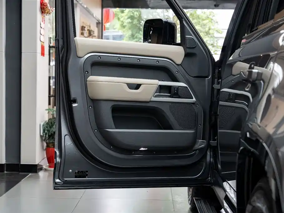 Land Rover Defender 2021 — фото 10