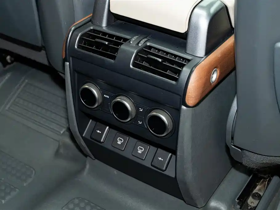 Land Rover Defender 2021 — фото 16