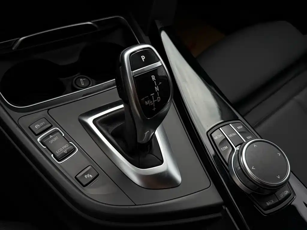 BMW 3 Series 2018 — фото 11