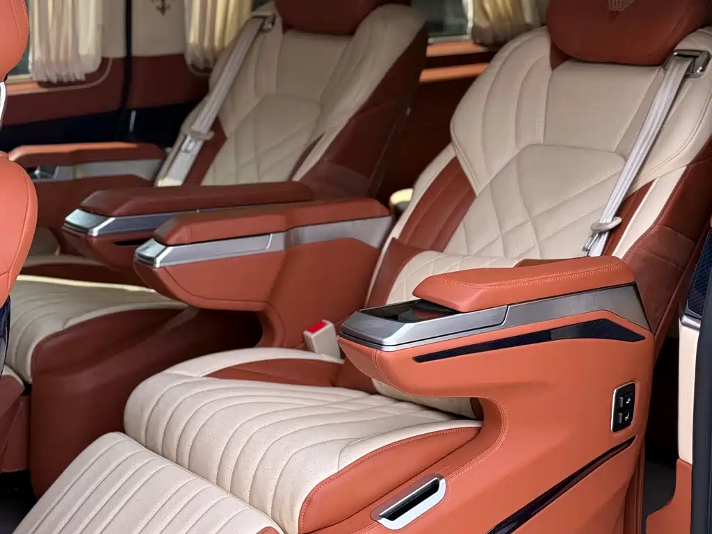 Mercedes-Benz V-Class 2023 — фото 15