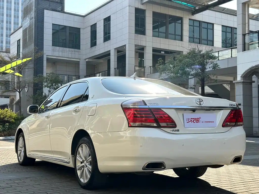 Toyota Crown 2015 — фото 7