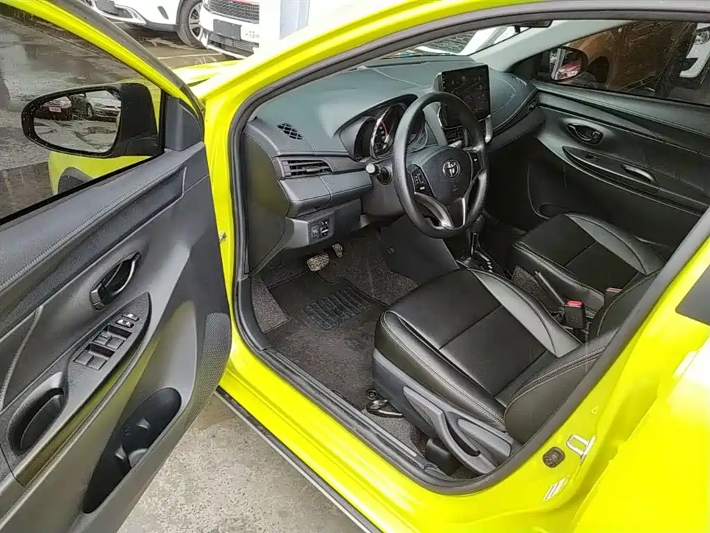 Toyota Yaris L 2022 — фото 16