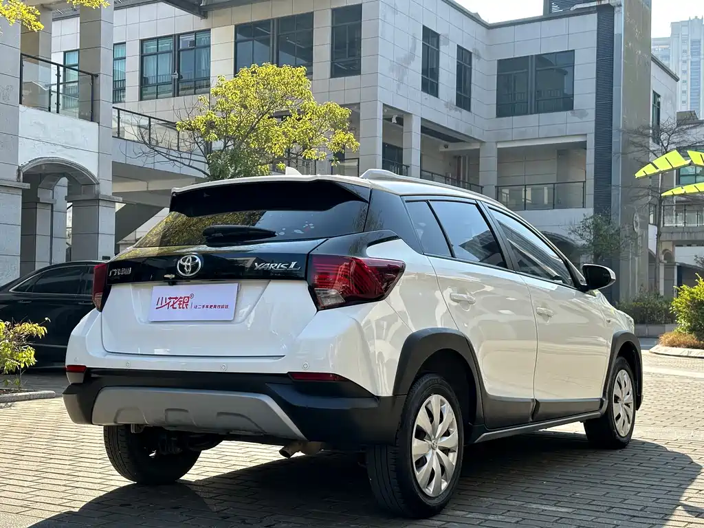 Toyota Yaris L 2022 — фото 9