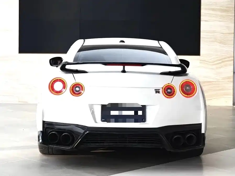 Nissan GT-R 2011 — фото 19