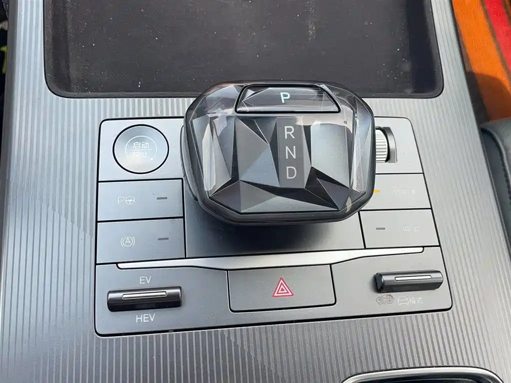 BYD L DM-i 2025 — фото 7