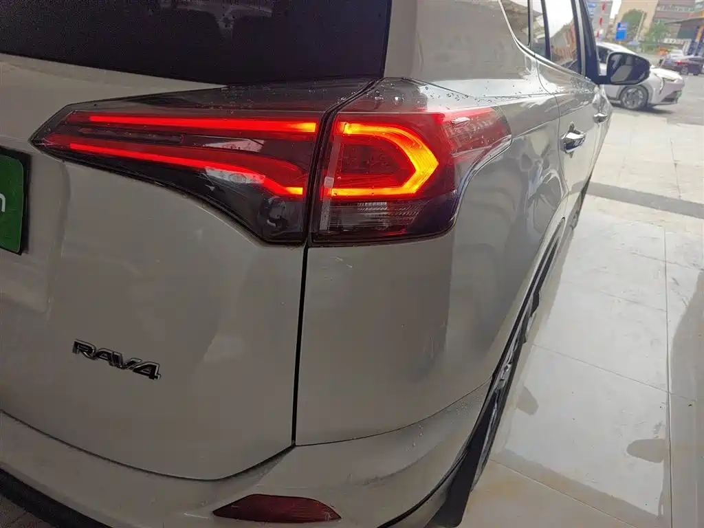 Toyota RAV4 2018 — фото 24