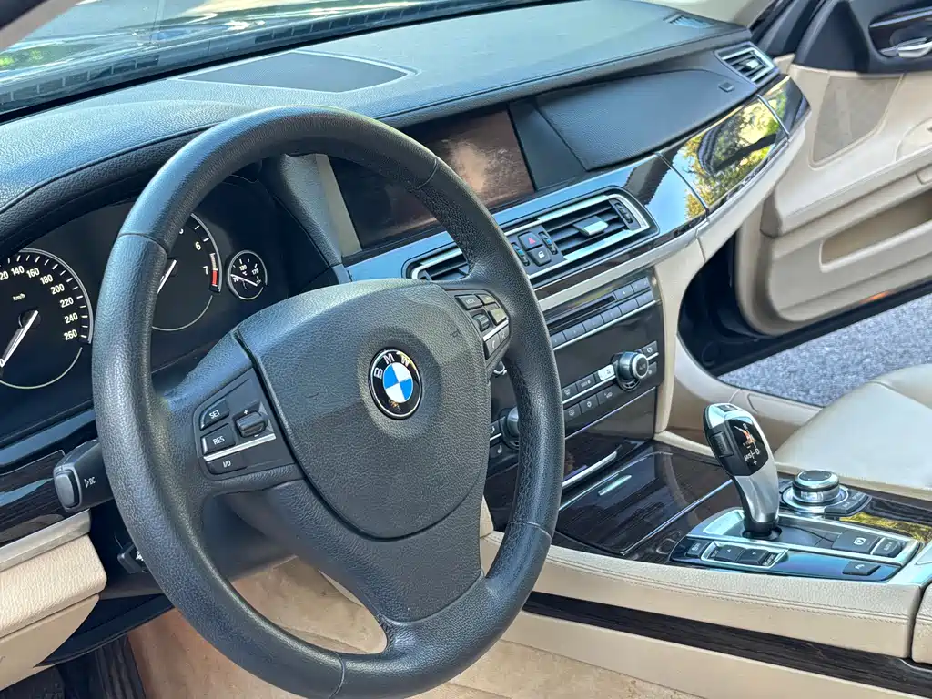 BMW 7 Series 2012 — фото 12