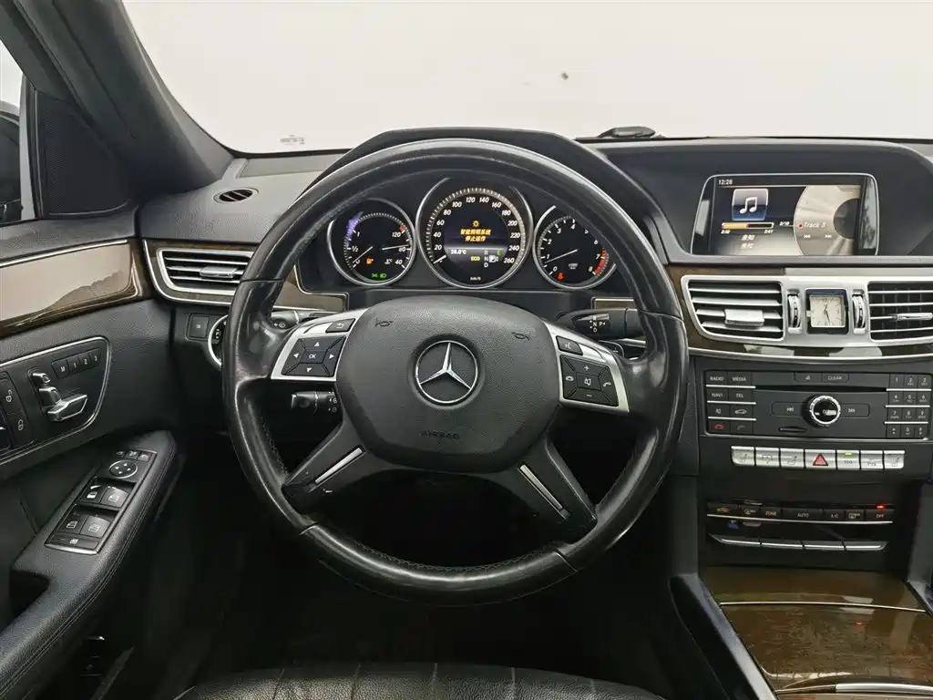 Mercedes-Benz E-Class 2015 — фото 11