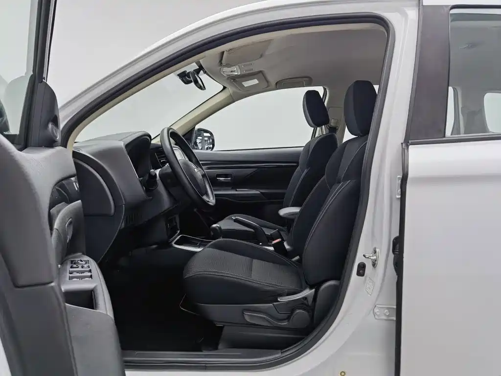 Mitsubishi Outlander 2022 — фото 10