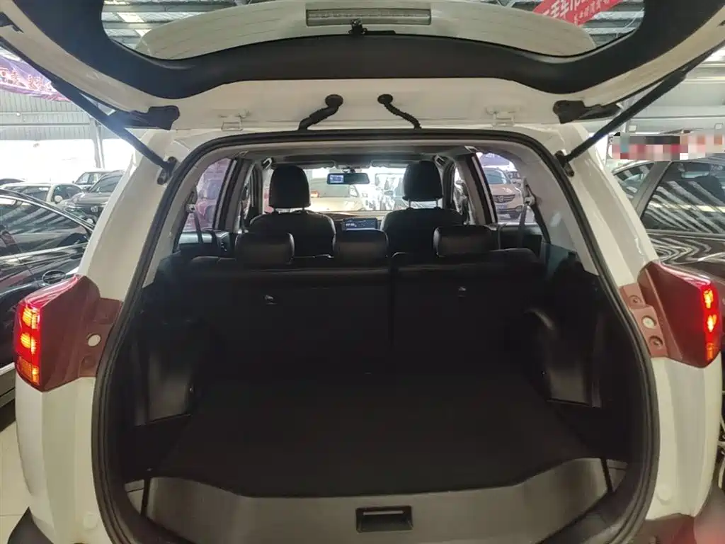 Toyota RAV4 2016 — фото 19