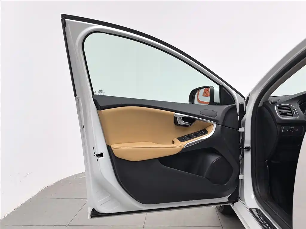 Volvo V40 2017 — фото 8