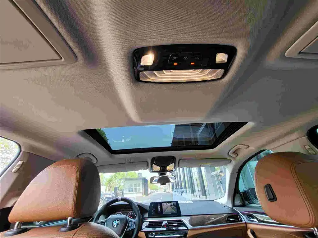 BMW 5 Series 2018 — фото 16