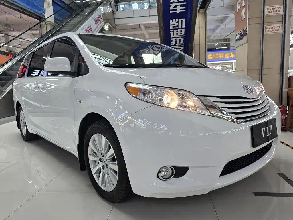 Toyota Sienna 2017 — фото 2