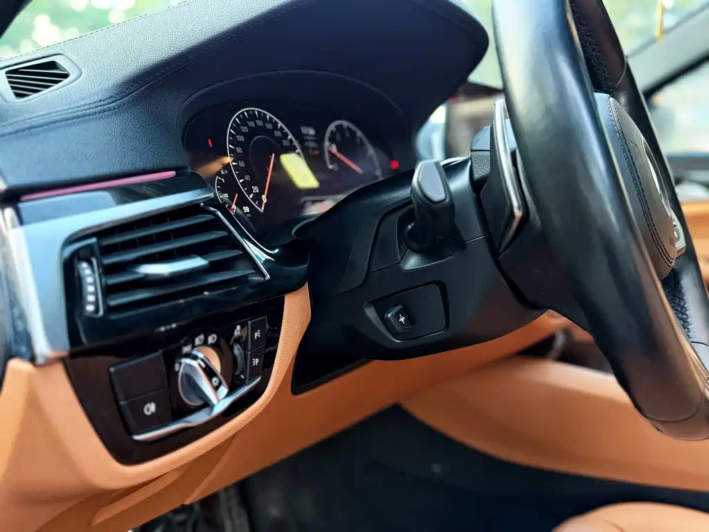 BMW 5 Series 2019 — фото 11