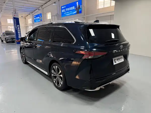Toyota Granvia 2023