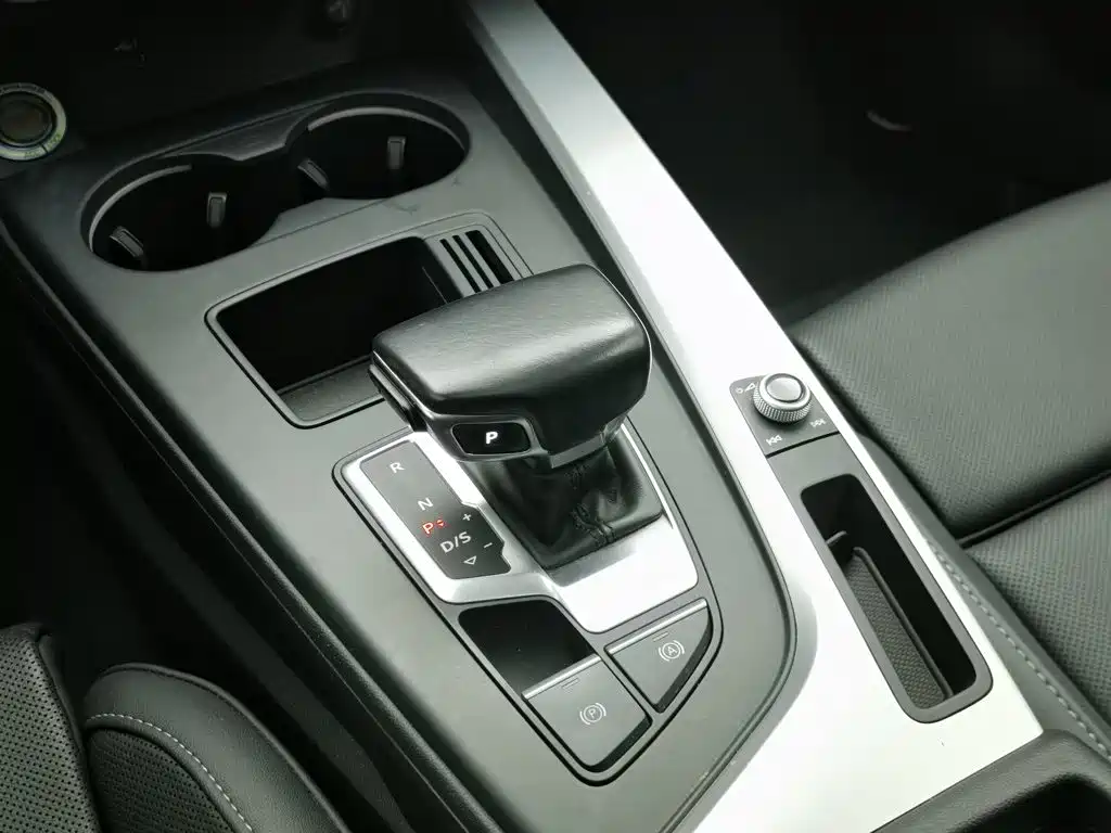 Audi A4L 2023 — фото 13
