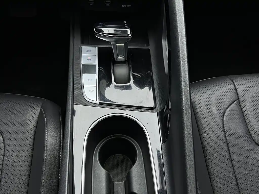 Hyundai Elantra 2022 — фото 11