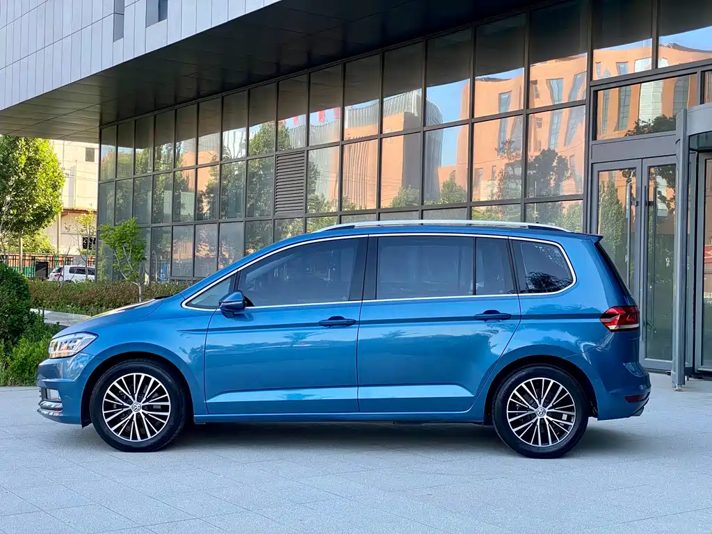 Volkswagen Touran 2017 — фото 10