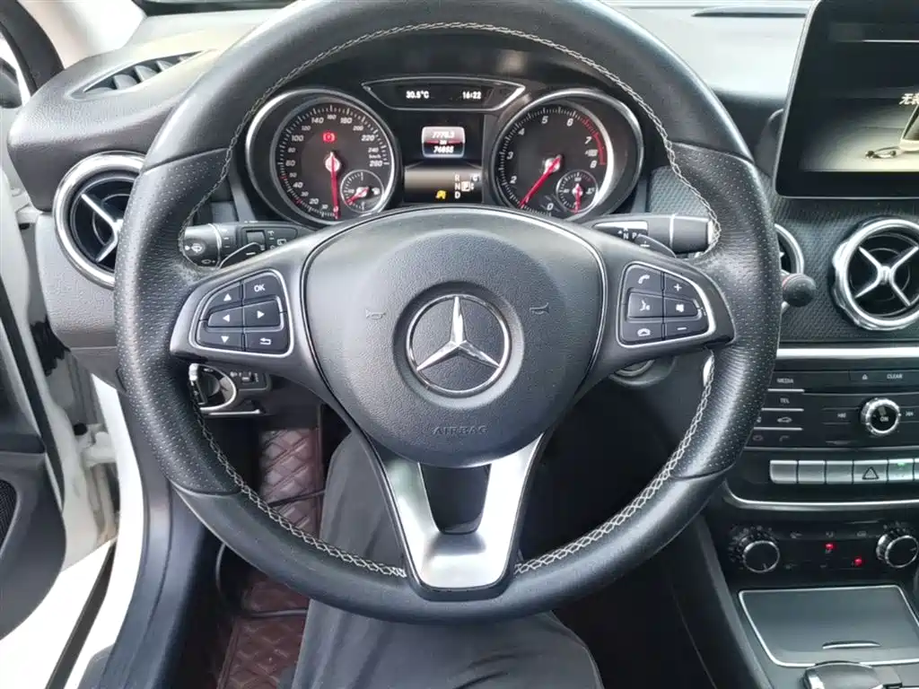 Mercedes-Benz GLA 2018 — фото 11
