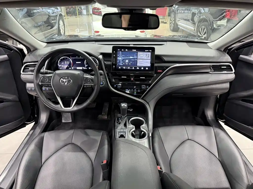 Toyota Camry 2023 — фото 12