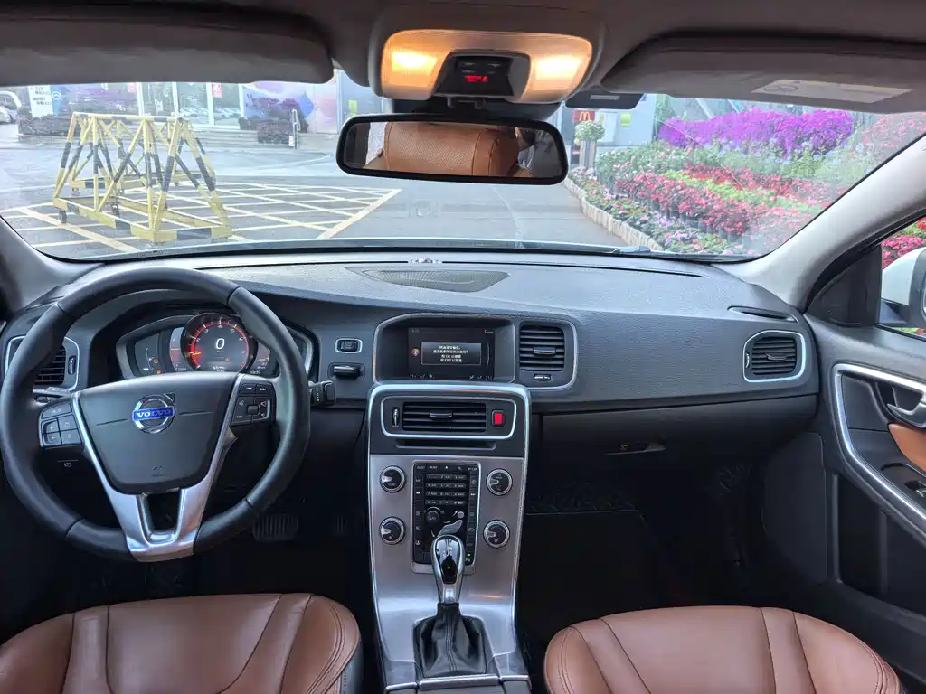 Volvo S60 2017 — фото 10