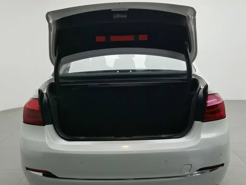 BMW 3 Series 2017 — фото 16
