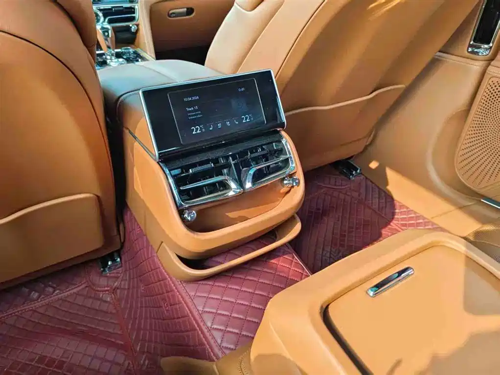 Bentley Flying Spur 2024 — фото 15