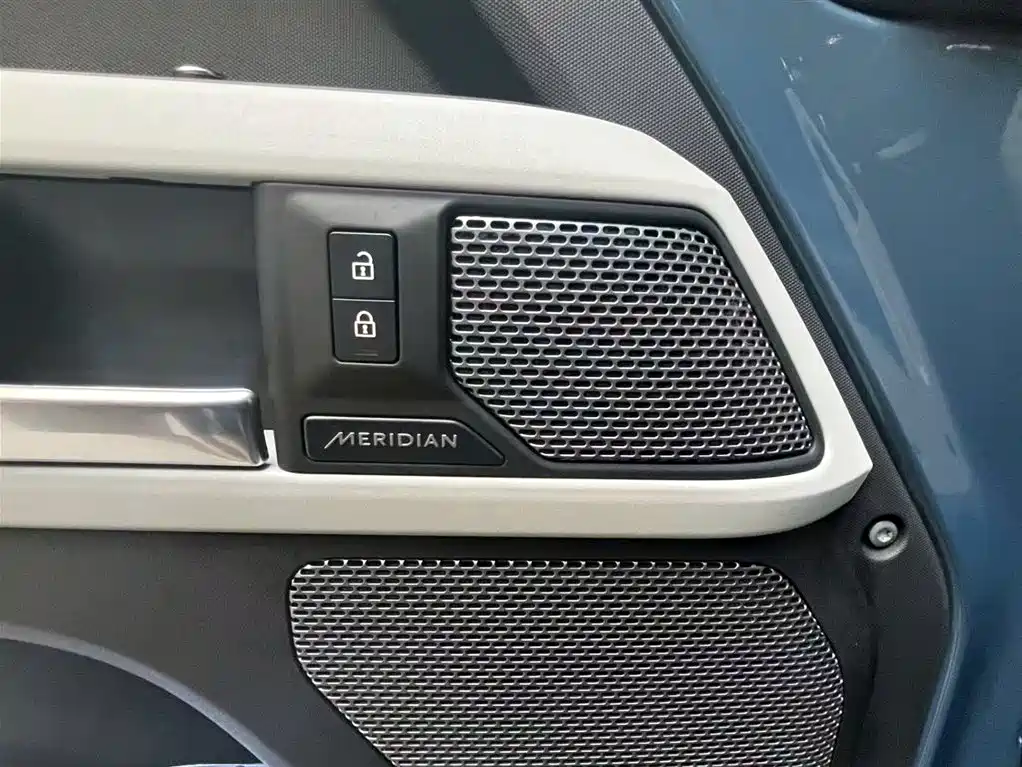 Land Rover Defender 2021 — фото 15